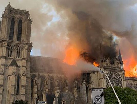 ৮৫০ বছরের পুরনো গির্জায় ভয়াবহ আগুন