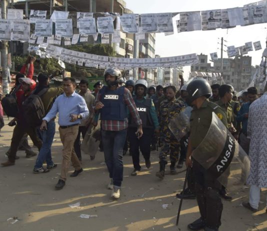 দুয়ারীপাড়া বস্তিবাসীর হামলায় জাতীয় গৃহায়ন কর্তৃপক্ষের কর্মকর্তা ও আইনশৃঙ্খলা বাহিনীর সদস্য আহত!