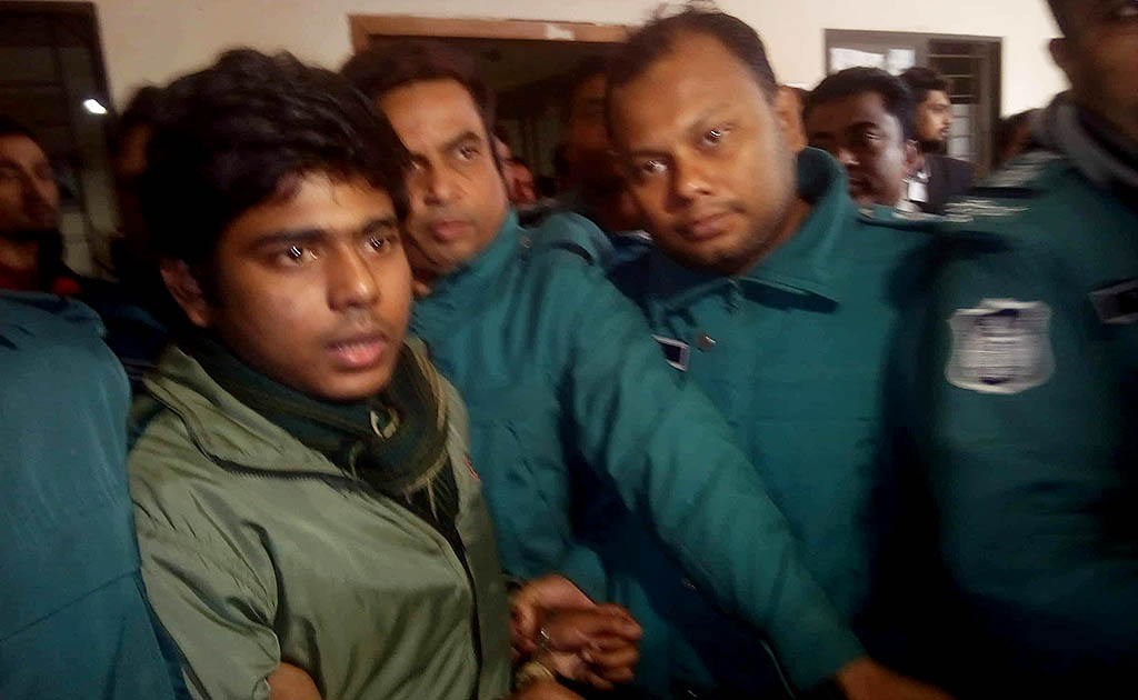 পলাতক মোর্শেদের আত্মসমর্পণ