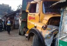 অরক্ষিত রেলক্রসিং, ট্রাকে ট্রেনের ধাক্কা