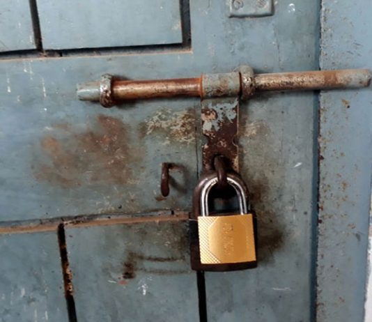 প্রধান শিক্ষকের কক্ষে তালা ঝুলিয়ে দিল এসএসসি পরীক্ষার্থীরা