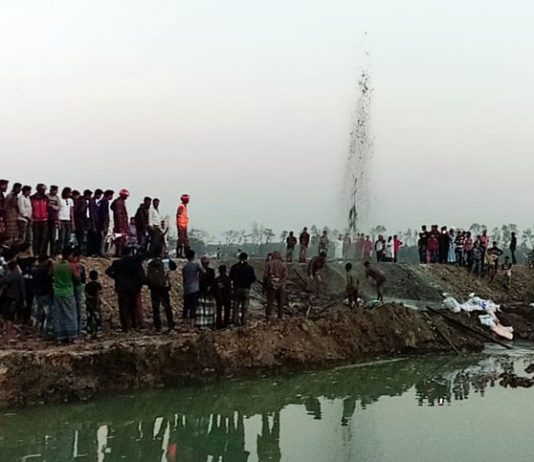 টিউবওয়েল বসানোর সময় মিলল গ্যাসের সন্ধান