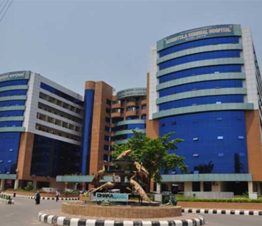 কুর্মিটোলায় এবার পথচারীদের ওপর উঠল প্রাইভেটকার, আহত ৮