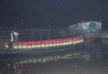 গ্যাস ভর্তি সিলিন্ডার নিয়ে ভৈরব নদে ডুবে গেল ট্রাক