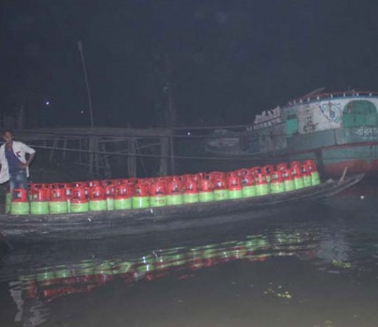 গ্যাস ভর্তি সিলিন্ডার নিয়ে ভৈরব নদে ডুবে গেল ট্রাক