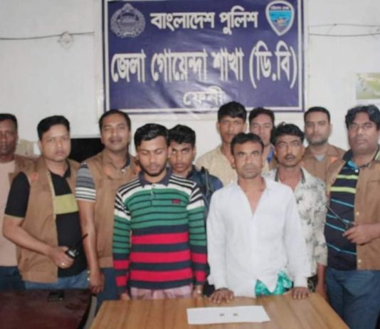 ফেনী জেলার স্বর্ন প্রতারক চক্রের মূল হোতা আরিফ সহ ৫ জন আটক