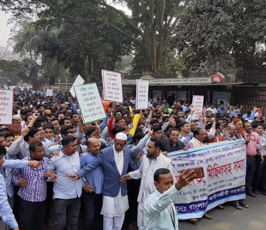 রাজপথে হাজার হাজার আইনজীবী সহকারী, সড়ক অবরোধ