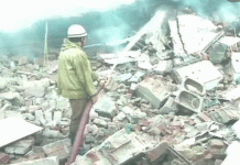 আগুন নেভানোর সময় হুড়মুড়িয়ে ভেঙে পড়ল বহুতল ভবন