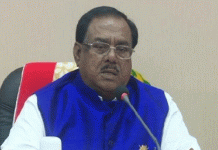 তিন মুখোশধারী খাদ্যমন্ত্রীর মেয়েকে ছুরিকাঘাত করলো