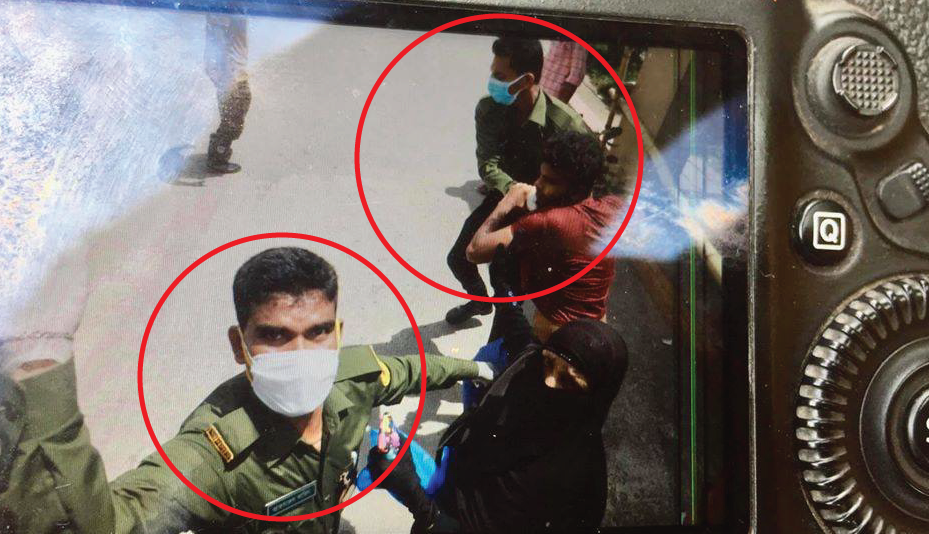 রোগীকে মারধরের ছবি রোগীকে মারধরের ছবি