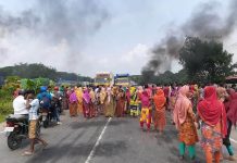 আশা জুটমিল শ্রমিকদের বকেয়া বেতন-ভাতা বন্ধ থাকার প্রতিবাদে ঢাকা-চট্টগ্রাম মহাসড়ক অবরোধ, দুই পাশে তীব্র যানজটের সৃষ্টি!