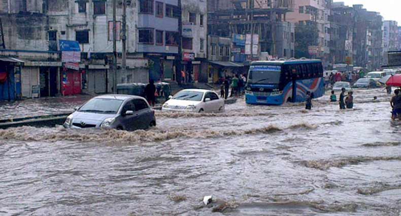 বৃষ্টিতে ডুবেছে ঢাকা বৃষ্টিতে ডুবেছে ঢাকা