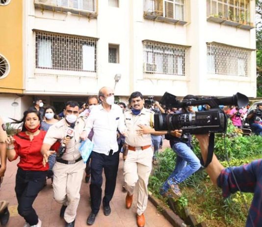 রিয়ার বাবাকে বাসা থেকে নিয়ে গেল ইডি