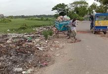 চান্দিনা উপজেলা সদর থেকে প্রায় ২কিলোমিটার পশ্চিমে বড়পুল সংলগ্নে আবর্জনা স্তুপ।