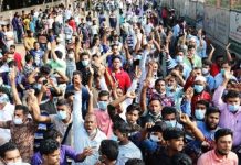 সৌদি টিকিটের দাবিতে কারওয়ান বাজারে প্রবাসীদের বিক্ষোভ