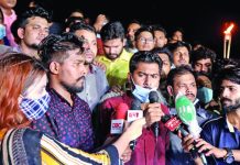 ধর্ষণ মামলায় কোটা আন্দোলনের ৬ জন, ভিপি নুরকে আটক নিয়ে পাঁচ ঘণ্টার নাটক! ধর্ষণ ও ধর্ষণে সহযোগিতার অভিযোগে মামলার প্রতিবাদে গতকাল শাহবাগ এলাকায় সমাবেশ করেন ডাকসুর সাবেক ভিপি নুর ও তাঁর সহযোগীরা। এ সময় নুর সাংবাদিকদের সঙ্গে কথা বলেন। এর কিছুক্ষণ পরই তাঁকে আটক করা হয়।