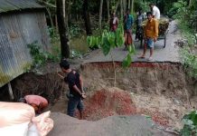 ধুনটে দু’ভাগ হয়ে গেল পাকা সড়ক!