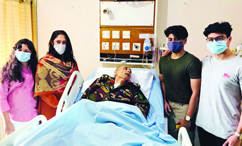 fdh ঢাকা সিএমএইচে স্ত্রী ও সন্তানের মাঝে কর্নেল দেওয়ান মোহাম্মদ তাছাওয়ার রাজা।