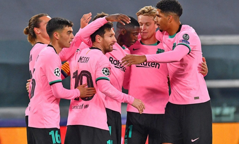 ছবি: গোল করার পর উল্লাসিত বার্সেলোনার খেলোয়াড়েরা।