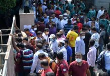 সৌদি টিকিটের জন্য আজও প্রবাসীদের ভিড়