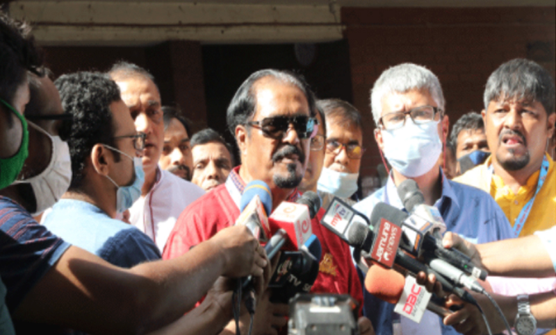 n যাত্রাবাড়ীতে আইডিয়াল স্কুল অ্যান্ড কলেজ কেন্দ্র পরিদর্শনে এসে সাংবাদিকদের সঙ্গে কথা বলছেন আওয়ামী লীগ প্রার্থী কাজী মনিরুল ইসলাম মনু।