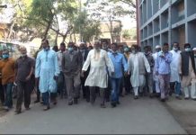 হবিগঞ্জ মহাসড়কে সকল অবৈধ যানবাহন চলাচল বন্ধের দাবীতে বাস চালাচল বন্ধ