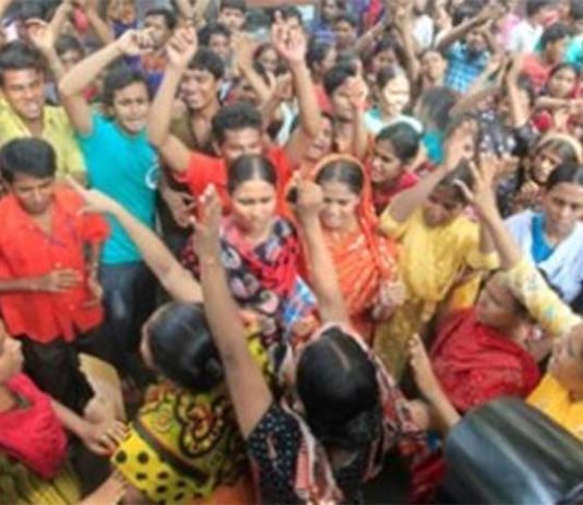 ছাঁটাই বন্ধের দাবিতে আশুলিয়ায় শ্রমিক বিক্ষোভ