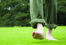 মাঝে মাঝে খালি পায়ে হাঁটা সুন্নত