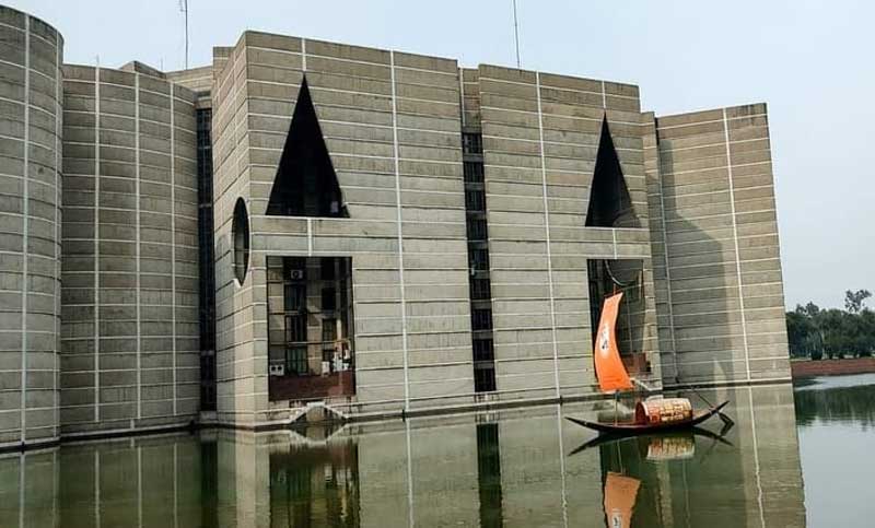 জাতীয় সংসদের লেকে পাল তোলা নৌকা