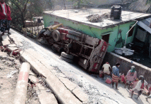 উল্টে গেল সিমেন্ট বোঝাই ট্রাক, ঝুঁকিতে একতলা ভবন