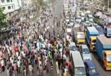 গণপরিবহনের দাবিতে ঢাকা-চট্টগ্রাম মহাসড়ক অবরোধ
