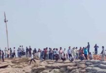 ফেরি না পেয়ে শিমুলিয়া ঘাটে শত শত যাত্রীর বিক্ষোভ