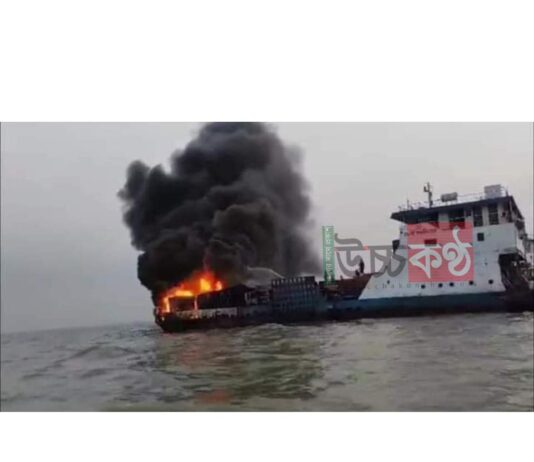 ভোররাতে কলমীলতা’য় ফেরিতে আগুন, মালবাহী ৮টি ট্রাক আগুনে পুড়ে গেছে।
