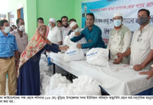 কুমিল্লায় অসহায় মানুষের মাঝে ঈদ উপহার দিলেন সামাদ-মোর্শেদা ফাউন্ডেশন