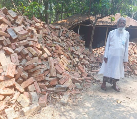 কুমারখালীতে আদালতের নির্দেশ অমান্য করে বসতভিটা দখলের চেষ্টা