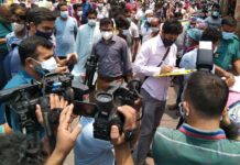 নিউমার্কেটে অভিযান, মাস্ক না পরায় জরিমানা