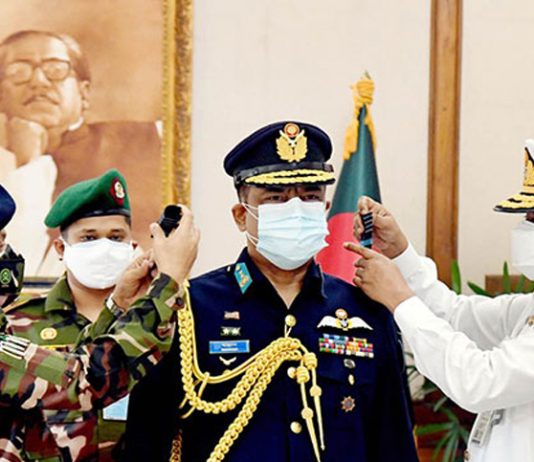 বিমানবাহিনীর নতুন প্রধানকে পরানো হলো র্যাঙ্ক ব্যাজ