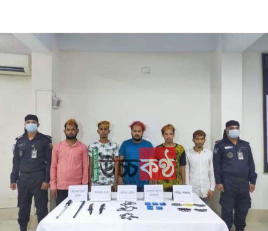 গভীর রাতে মেয়র হানিফ ফ্লাইওভারে তাণ্ডব চালানো সেই কিশোর গ্যাংয়ের ৫ সদস্য গ্রেপ্তার।