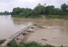 খোয়াই নদীর উপর নির্মিত বাঁশের সাঁকো ভেসে গেল বানের জলে