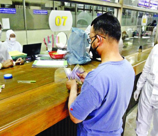 কঠোর লকডাউনে খোলা থাকবে ব্যাংক