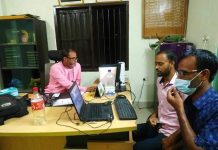 নিজেই করোনা টীকার রেজিষ্ট্রেশন করতে শুরু করলেন ইউপি চেয়ারম্যান