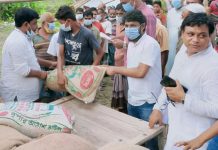 আকস্মিক ঘূর্ণিঝড়ে ক্ষতিগ্রস্ত পরিবারের মাঝে মানবিক সহায়তা হিসেবে একবস্তা করে চাউল বিতরণ