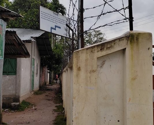 রাস্তা শুধু সাইনবোর্ডে, বাস্তবে বসত বাড়ি! ভোগান্তিতে সাত পরিবার