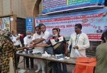 বঙ্গবন্ধু পেশাজীবী লীগের উদ্যোগে শহীদ শেখ রাসেলের ৫৮ তম জন্মবার্ষিকী উপলক্ষে পথিকদের মাঝে মাস্ক, সাবান, শরবত এবং মিষ্টি বিতরণ