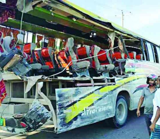 থেমে থাকা ট্রাকে বাসের ধাক্কা; মা-বাবা সন্তানসহ নিহত ৭