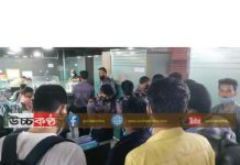 পাওনা টাকার দাবিতে ঢাবি শিক্ষার্থীরা আলেশা মার্টের অফিসে অবস্থান