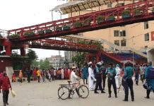 মিরপুরে সড়ক অবরোধ, গাড়ি ভাঙচুর