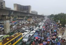 বৃষ্টিতে রাজধানীতে জলাবদ্ধতা, কর্মস্থলমুখী মানুষের ভোগান্তি