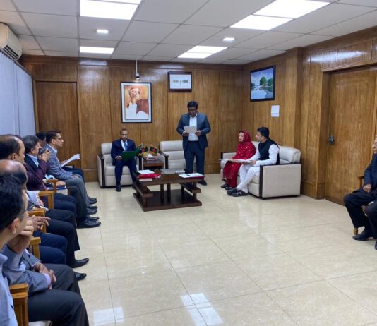 আইন ও নিয়মকানুনের মধ্যে থেকে জনপ্রতিনিধিদের মানুষের সেবা করার আহ্বান জানিয়েছেন স্থানীয় সরকার মন্ত্রী।