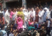 বঙ্গবাজারে অগ্নিকাণ্ড: ক্ষতিগ্রস্ত ব্যবসায়ীদের ২০ লাখ টাকা দিলেন তৃতীয় লিঙ্গের লোকজন